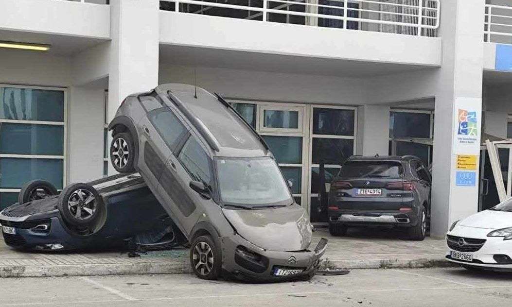 “ΑΠΙΣΤΕΥΤΟ ΤΡΟΧΑΙΟ” – ΑΝΤΙ ΓΙΑ ΟΠΙΣΘΕΝ ΠΑΤΗΣΕ ΓΚΑΖΙ – Επεσε σε παρκαρισμένα