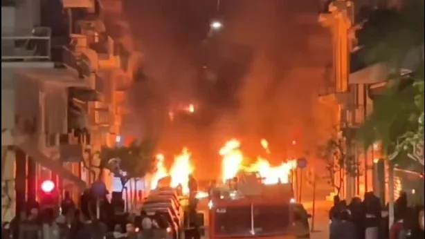 «ΠΟΛΕΜΟΣ ΣΤΑ ΕΞΑΡΧΕΙΑ» μετά τα μεσάνυχτα – Καμμένα οχήματα, φωτιές σε σπίτια και 72 προσαγωγές