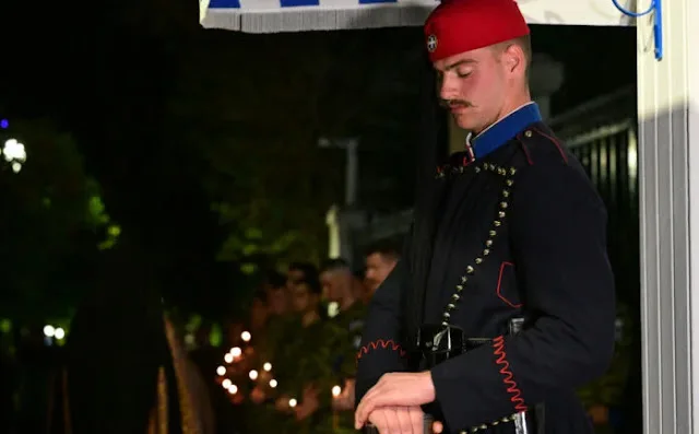 Σπάνια στιγμή πίστης και τιμής: Το προσκύνημα του Ευζώνου στον Επιτάφιο