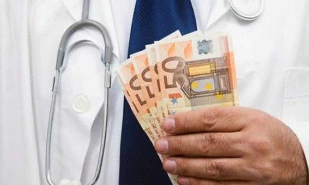 «ΚΟΣΤΙΣΕ ΑΚΡΙΒΑ ΤΟ ΦΑΚΕΛΑΚΙ»: 60χρονος γιατρός φυλακίζεται για δωροληψία – Δείτε πώς τον έπιασαν