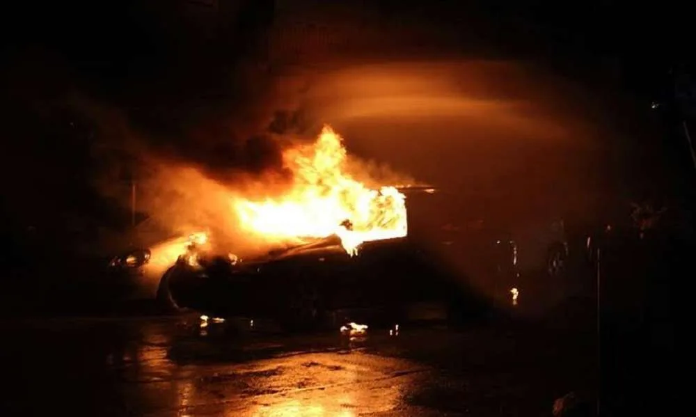 Θεσσαλονίκη – Στις ΦΛΟΓΕΣ αυτοκίνητο στους Αμπελόκηπους