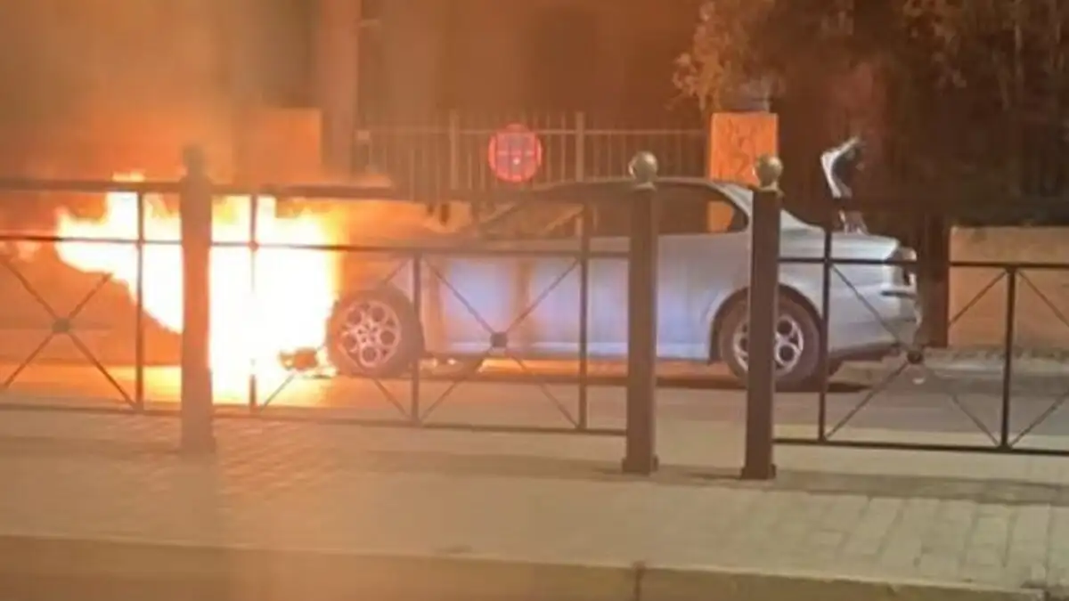 Αυτοκίνητο τυλίχθηκε στις φλόγες και κάηκε ολοσχερώς! (Βίντεο)