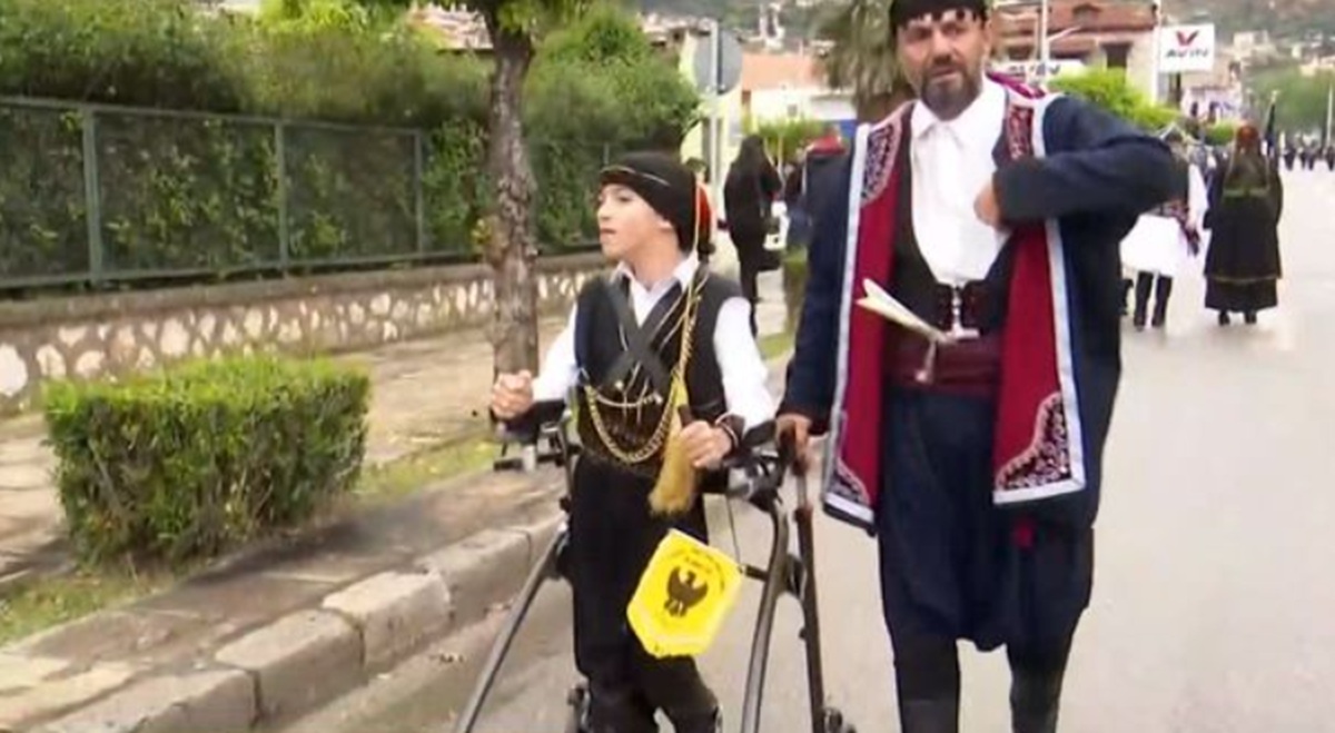 “ΡΙΓΗ ΣΥΓΚΙΝΗΣΗΣ” – “Ο ΘΕΟΣ ΕΙΝΑΙ ΔΙΠΛΑ ΜΑΣ ΜΗΝ ΤΑ ΠΑΡΑΤΑΤΕ” – Ο μικρός Γιαννάκης ΣΤΑΘΗΚΕ για πρώτη φορά ΟΡΘΙΟΣ και παρήλασε