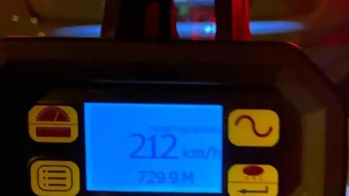 Οδηγός έτρεχε με 212 χλμ/ώρα στην Περιφερειακή Υμηττού – Είχε στο ΙΧ και τα ανήλικα παιδιά του!