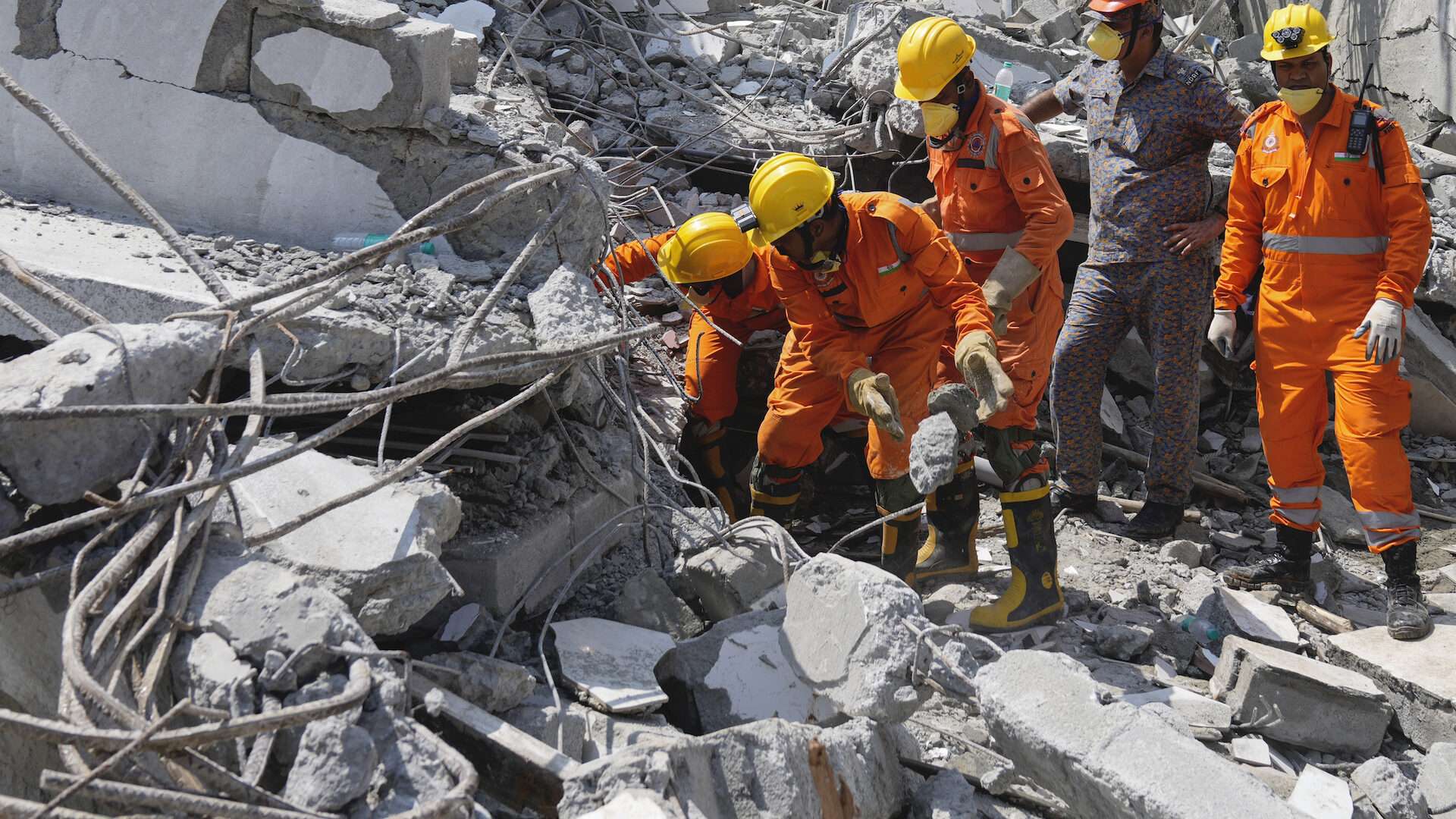 «ΣΑΝ ΧΑΡΤΙΝΟΣ ΠΥΡΓΟΣ» Αυθαίρετο κτίριο μετατράπηκε σε τάφο – 11 θύματα και δεκάδες τραυματίες