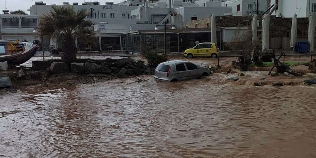 Κακοκαιρία: Σοβαρές ζημιές στην Πάρο, 100 χιλιοστά βροχής έπεσαν στη Μύκονο – Τι προκάλεσε τα προβλήματα