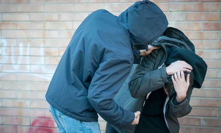 Κρήτη: Τρεις ενήλικοι ξυλοκόπησαν ανήλικο στο Ρέθυμνο – Στο νοσοκομείο ο 17χρονος