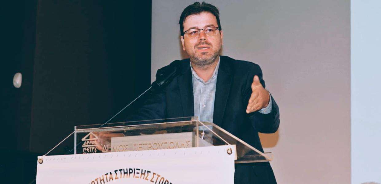 Από τη συγγραφή νόμων για την κυβέρνηση, στα εξώδικα υπέρ της Ομάδας Αλήθειας – Ο διπλός ρόλος του Ηλία Σιδέρη