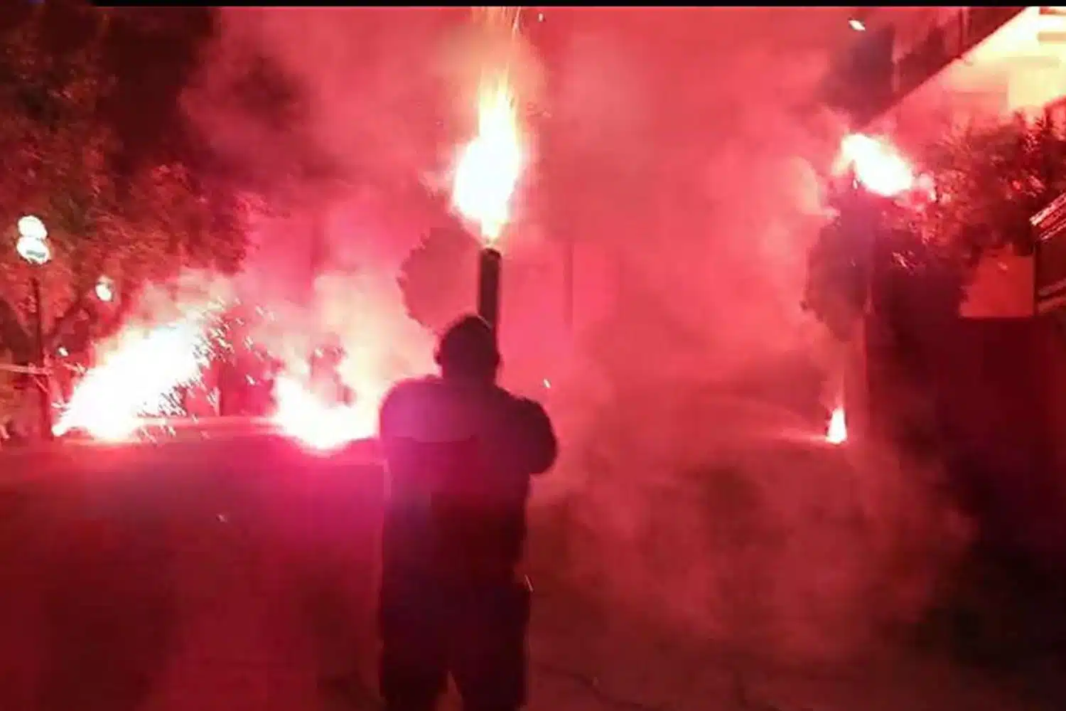 “ΠΕΔΙΟ ΜΑΧΗΣ” – Eριξαν βεγγαλικά με αυτοσχέδια “μπαζούκας” (ΒΙΝΤΕΟ)