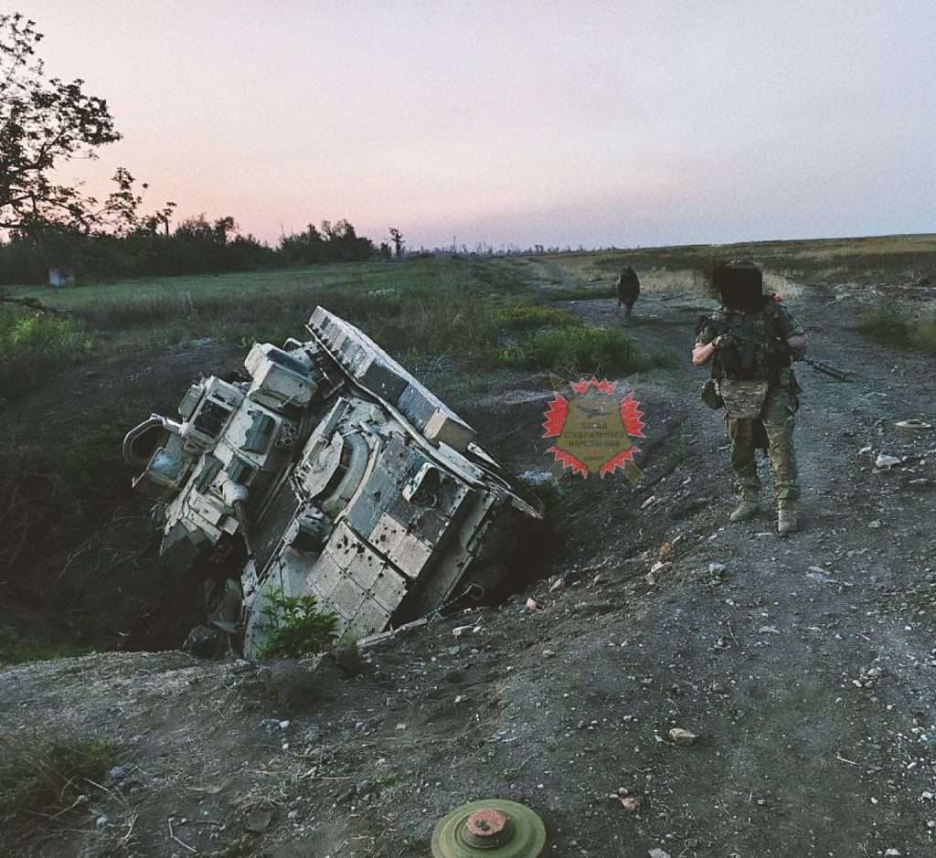 Ρώσοι στρατιώτες ΠΟΖΑΡΟΥΝ με καμένα CV90 και BRADLEY – ΚΑΤΕΣΤΡΑΜΜΕΝΑ ΝΑΤΟΪΚΑ ΟΧΗΜΑΤΑ ΓΙΝΟΝΤΑΙ SELFIE!