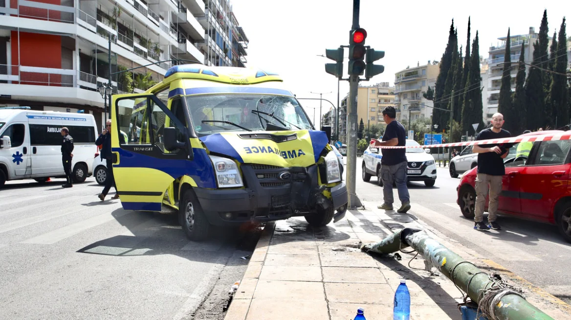«Xάος» στο Παγκράτι: Ασθενοφόρο εκτός πορείας -Τραυματίστηκαν πεζοί μετά από σφοδρή σύγκρουση