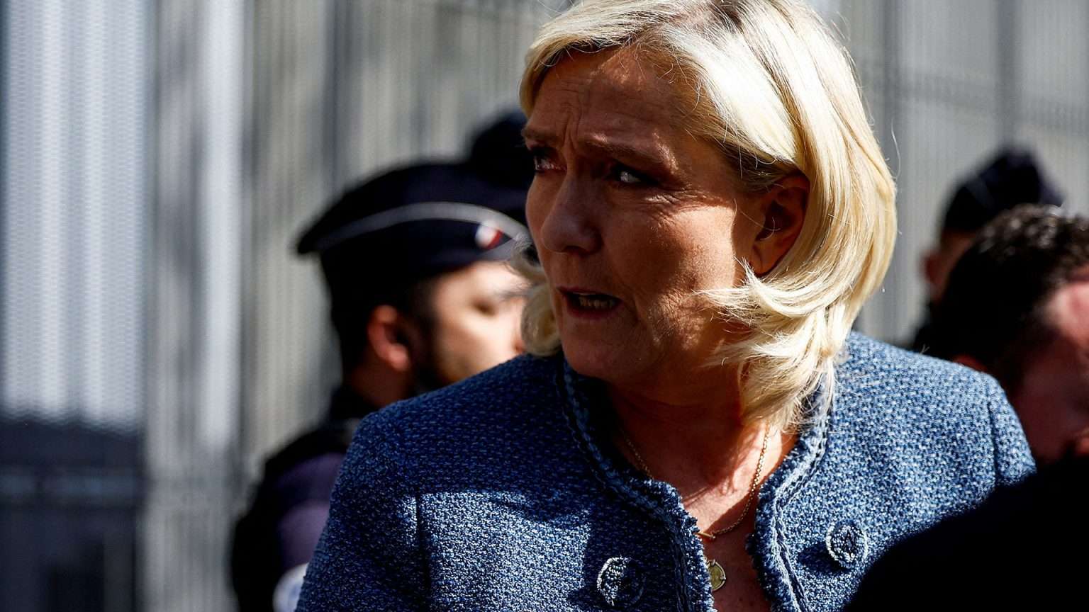 ΕΝΤΑΣΗ στο Παρίσι: Μαρίν Λεπέν και Εθνικός Συναγερμός στο Προσκήνιο – Ετοιμάζονται κινητοποιήσεις