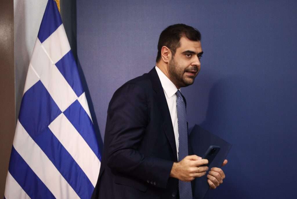 Αστειάκια με στάχτες νεκρών – O Μαρινάκης για τη Μονή Σινά με αναφορές για… ξυλόλιο!