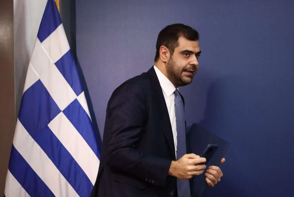 Αστειάκια με στάχτες νεκρών – O Μαρινάκης για τη Μονή Σινά με αναφορές για… ξυλόλιο!