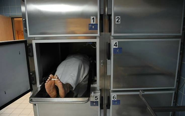 Νεκροτόμος και Ιατροδικαστής Συνεργάζονταν για Παράνομες Νεκροψίες – Συνελήφθησαν από Αστυνομία