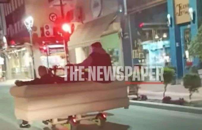 «Απίστευτο κι όμως Ελληνικό!»: Μετέφεραν ΚΑΝΑΠΕ πάνω σε ηλεκτρικά πατίνια (Φώτο)