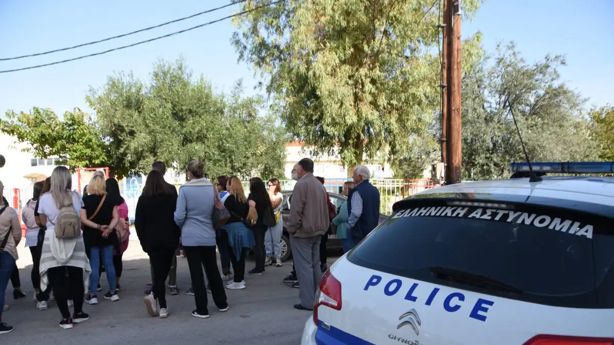 Γονιός Ούρλιαζε και Απειλούσε Μέσα σε Σχολείο – Επέμβαση της Αστυνομίας