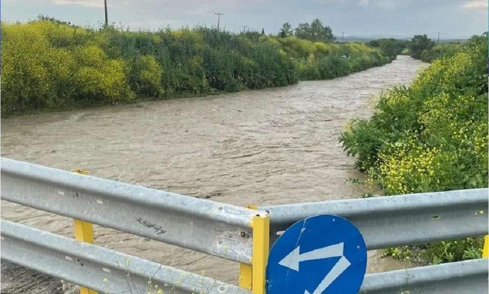 «Υπερχείλισε» ρέμα στη Χαλκιδική λόγω έντονης βροχόπτωσης – «Διακόπηκε» η κυκλοφορία