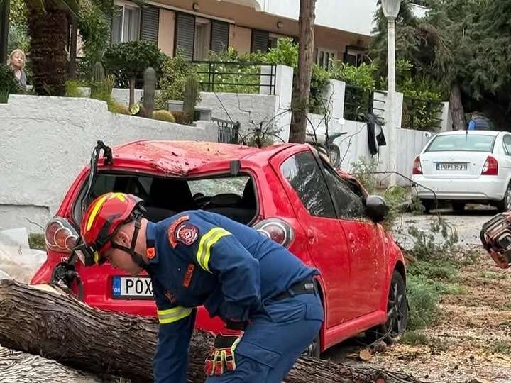Ρόδος: Ανεμοστρόβιλος «Τσάκισε» Δέντρα, Αυτοκίνητα και Ξήλωσε Κλιματιστικά (Εικόνες, Βίντεο)
