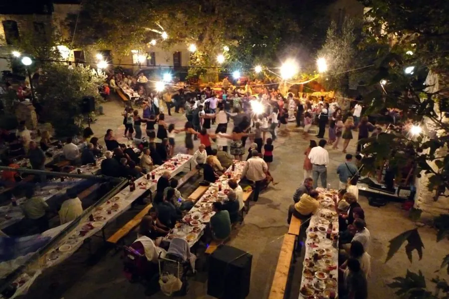 «KOMMENA» τα γλέντια μέχρι το πρωί στη Κρήτη – Τι αποφασίστηκε