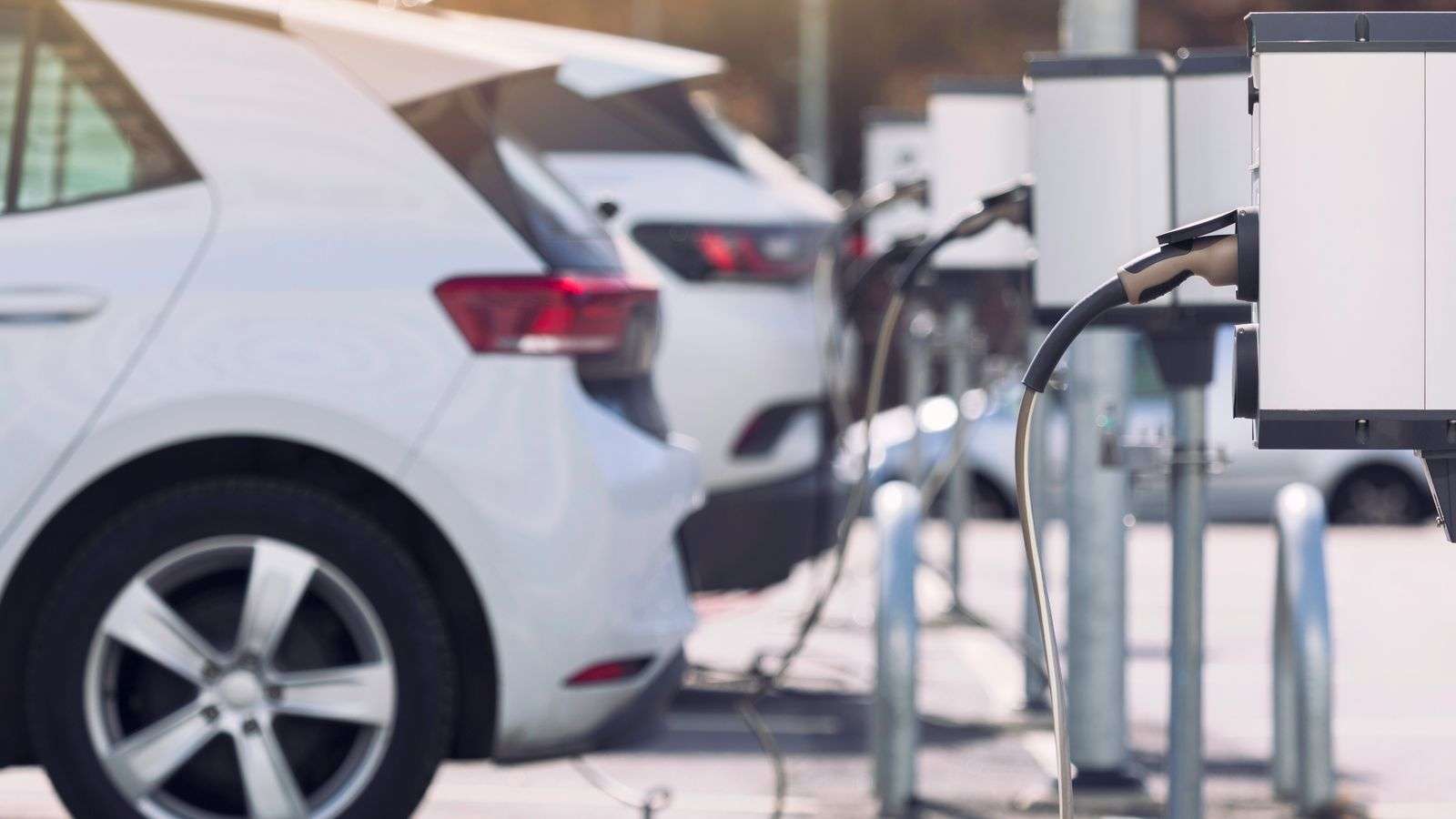 Ο Στάρμερ υπόσχεται «τολμηρές αλλαγές» στους κανόνες για τα ηλεκτρικά αυτοκίνητα στον απόηχο των δασμών του Τραμπ