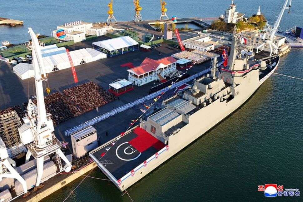 Η Βόρεια Κορέα παρουσιάζει νέο πολεμικό πλοίο 5.000 τόνων