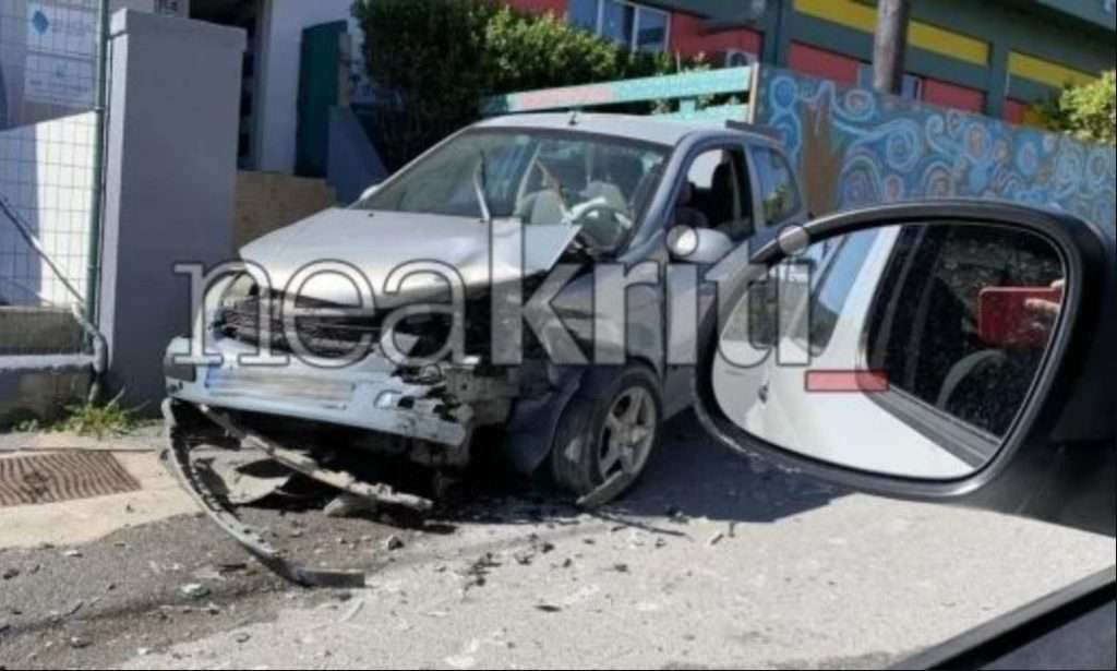 Μετωπική Σύγκρουση Αυτοκινήτων «Ανέβασε» Αυτοκίνητο σε Σκαλοπάτι