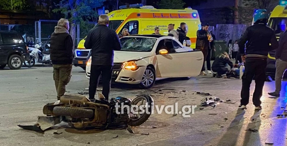 Σφοδρή σύγκρουση αυτοκινήτου με μηχανή