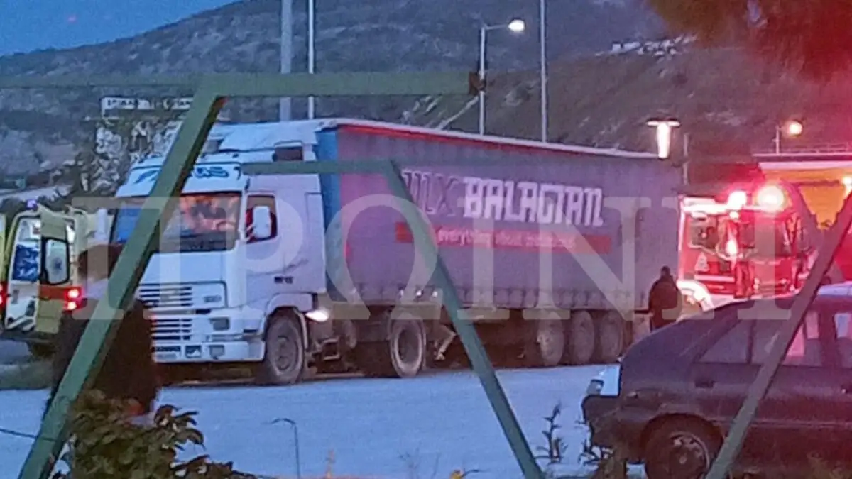 ΦΡΙΚΗ! ΙΧ με νεαρούς επιβαίνοντες εξετράπη και «καρφώθηκε» σε φορτηγό – Στη ΜΕΘ 22χρονος