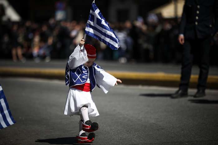 Η Ελλάδα ΞΕΨΥΧΑ: 45.000 Πρωτάκια Λιγότερα το 2025 – Το Σχολείο Αδειάζει, η Χώρα Χάνει την Ταυτότητά της