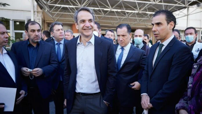 «Αγκαζέ και χαμογελαστοί!» – Σόου Μητσοτάκη και Γεωργιάδη στο Τζάνειο