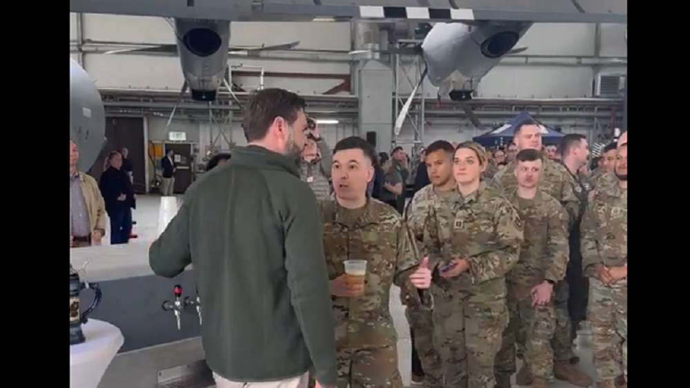 Γερμανία – Ο Τζέι Ντι Βανς «σερβίρει» μπύρες στους στρατιώτες των ΗΠΑ στο Ράμσταϊν