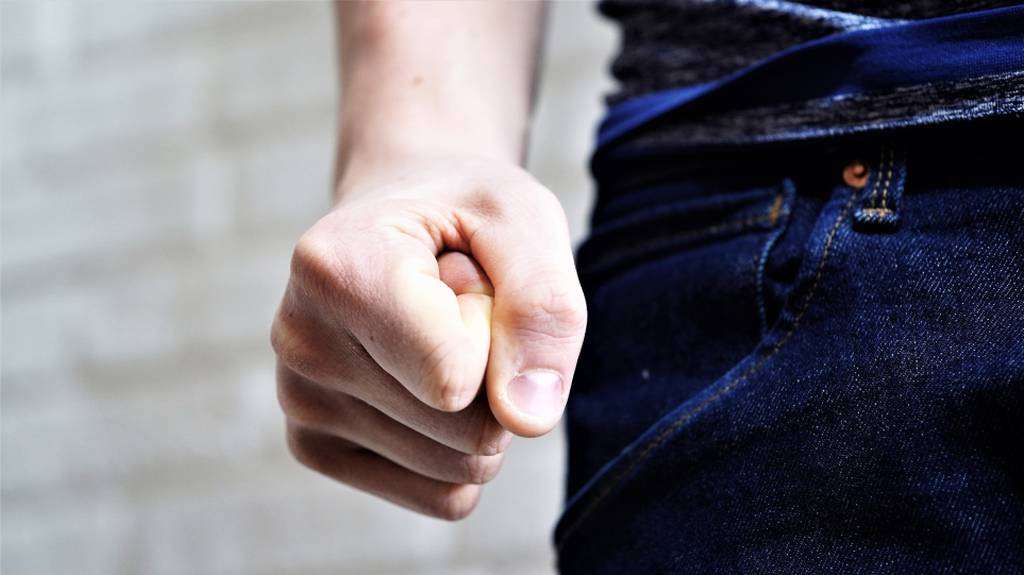 ΦΡΙΚΗ! Τρεις δράστες μπούκαραν και ξυλοκόπησαν ανελέητα 39χρονο στο σπίτι του