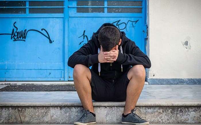 Παιδική βία εκτός ελέγχου – 15χρονος κυνηγάει 17χρονο και το τέλος είναι σπασμένο τζάμι!