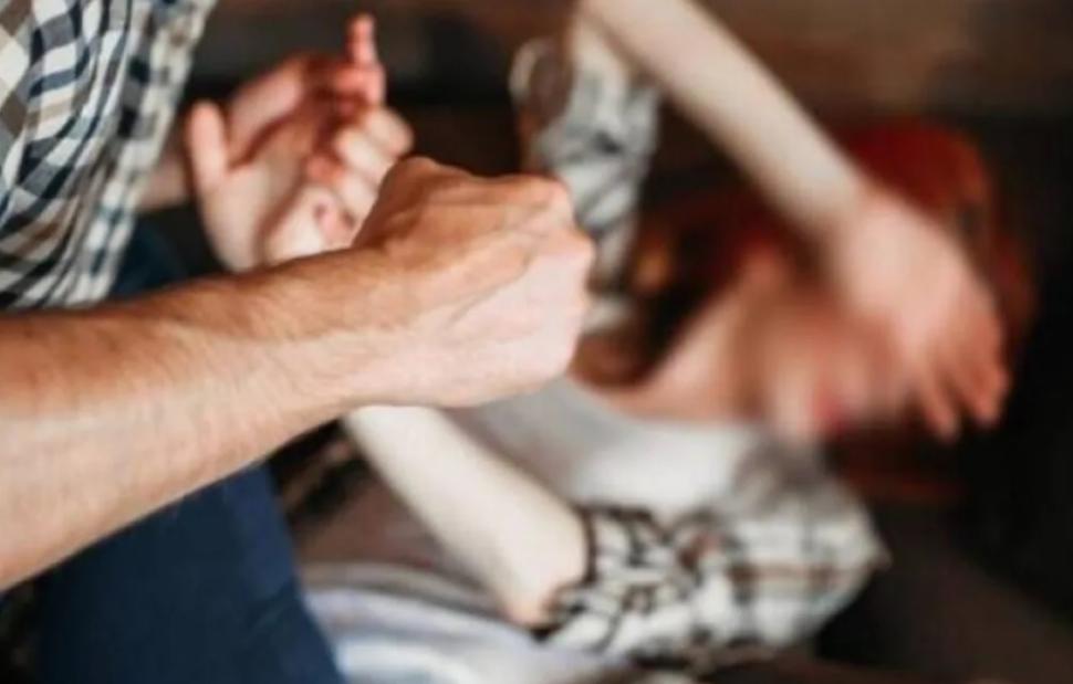 Προσπάθησε να πνίξει τη σύζυγό του μπροστά στο παιδί τους – «Έλεγε ότι θα με σκοτώσει»