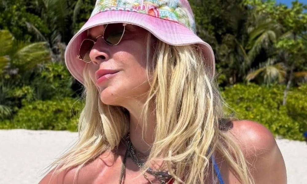 Άννα Βίσση – Με πολύχρωμο «μπικίνι» στις Φιλιππίνες