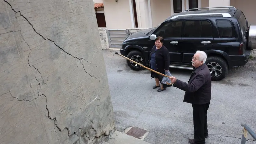 ΦΟΒΟΙ και ΑΝΗΣΥΧΙΑ στις Βούτες: Ρήγματα 150 μέτρων «τρώνε» τη γη – Σε κίνδυνο σπίτια και υποδομές! (Φώτο-Βίντεο)