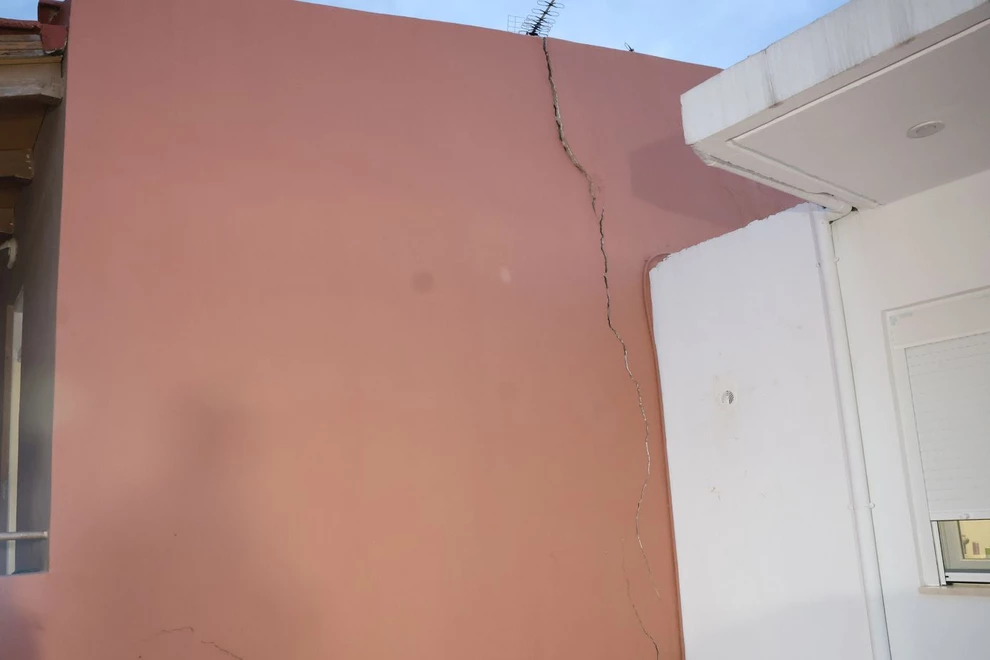 Λέκκας για Βούτες Ηρακλείου – «Ισχυρή σύσταση στους κατοίκους να μη μείνουν στα σπίτια που έχουν ρωγμές»