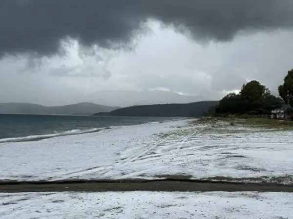 «Στα Λευκά Ντύθηκαν» οι Παραλίες στο Γύθειο – Ισχυρή χαλαζόπτωση