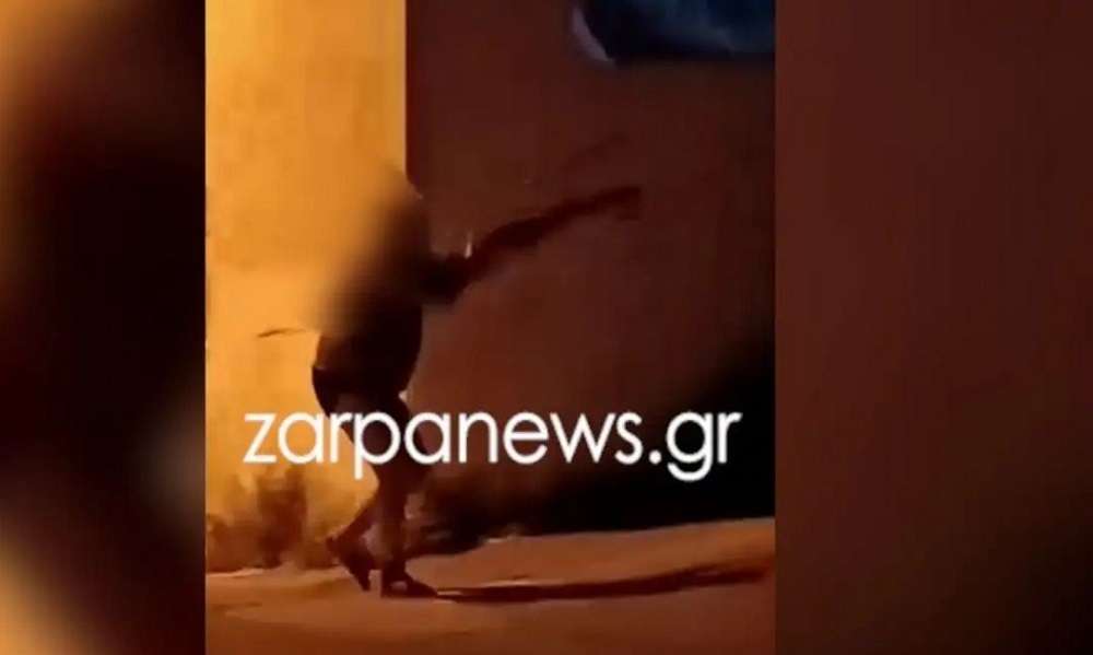 «ΠΑΝΙΚΟΣ» στα Χανιά: «Ημίγυμνος» ηλικιωμένος βγήκε στους δρόμους και ξεκίνησε να πυροβολεί (ΒΙΝΤΕΟ)