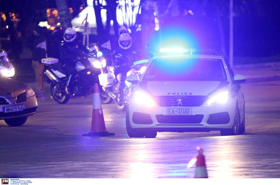 ΚΙΝΗΜΑΤΟΓΡΑΦΙΚΗ ΚΑΤΑΔΙΩΞΗ: Δεν σταμάτησε σε έλεγχο, πέρασε “κόκκινα”, έπεσε σε πεζοδρόμιο
