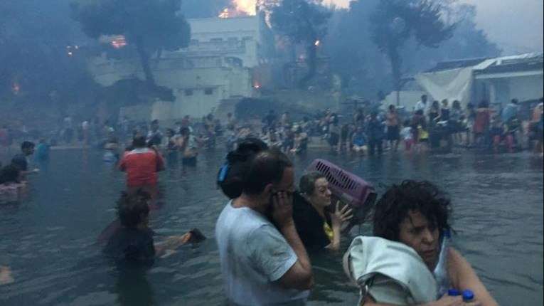 ΦΩΤΙΑ ΣΤΟ ΜΑΤΙ: “Η ΕΜΠΙΣΤΟΣΥΝΗ ΜΑΣ ΣΤΗΝ ΔΙΚΑΙΟΣΥΝΗ ΚΛΟΝΙΣΤΗΚΕ” λένε συγγενείς θυμάτων και εγκαυματιών
