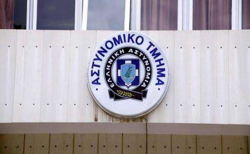 Συγκέντρωση αγανακτισμένων πολιτών έξω από Αστυνομικό Τμήμα