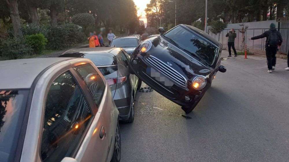 ΑΠΙΣΤΕΥΤΟ ΑΤΥΧΗΜΑ: Ηλικιωμένη οδηγός “καβάλησε” αμάξι διαιτητή – Διακοπή του αγώνα (Βίντεο + Φωτό)