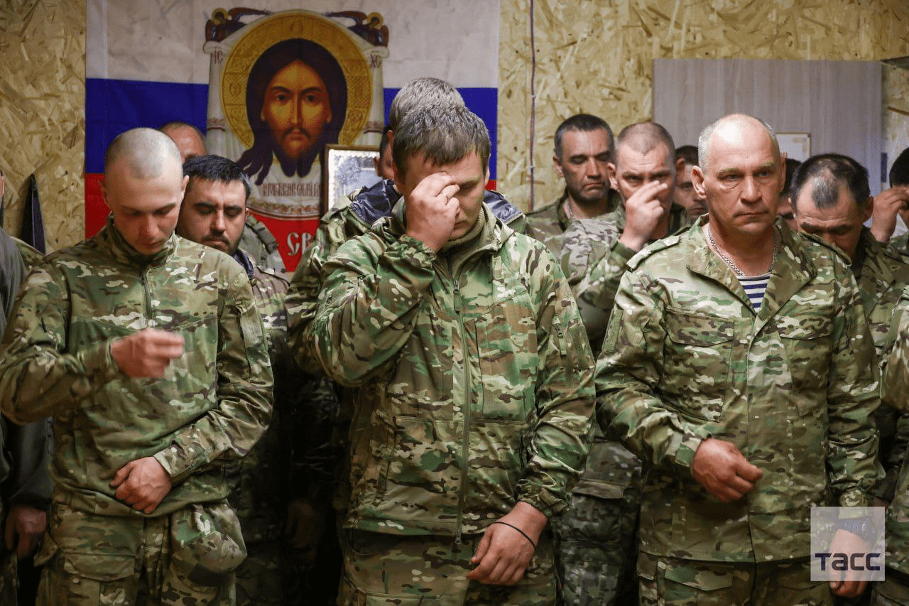Η στιγμή που Ρώσοι στρατιώτες ζουν τη λειτουργία της Ανάστασης σε υπόγεια εκκλησία (Φωτό)