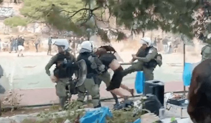 ΣΚΗΝΕΣ ΧΑΟΥΣ στον λόφο Στρέφη: ΜΑΤ ρίχνουν κρότου λάμψης ενώ δίπλα παίζουν παιδιά (Βίντεο-Φώτο)