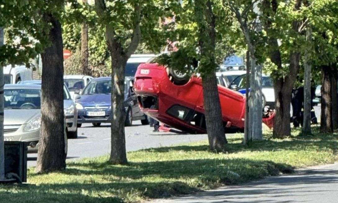 ΦΡΙΚΗ! Γυναίκα Παραλίγο να Πεθάνει Όταν το Αυτοκίνητο Αναποδογύρισε από Σύγκρουση με Δέντρο