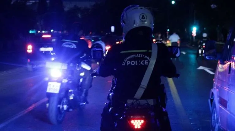 “ΚΙΝΗΜΑΤΟΓΡΑΦΙΚΗ” ΚΑΤΑΔΙΩΞΗ: Δράστης έπεσε πάνω σε αυτοκίνητο με οικογένεια