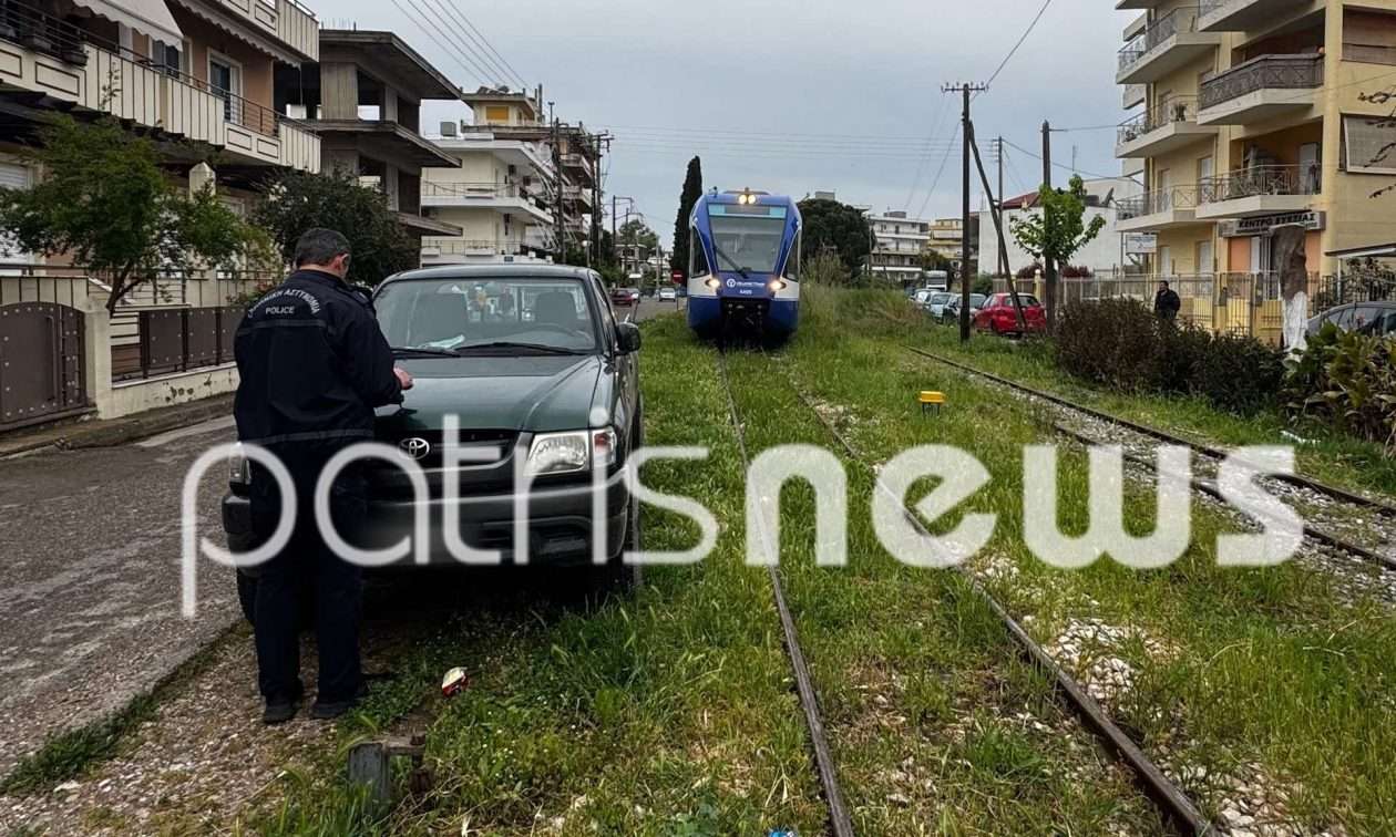 “ΑΠΙΣΤΕΥΤΟ” – Οδηγός ΠΑΡΚΑΡΕ το φορτηγό του πάνω ΣΤΙΣ ΡΑΓΕΣ του τρένου