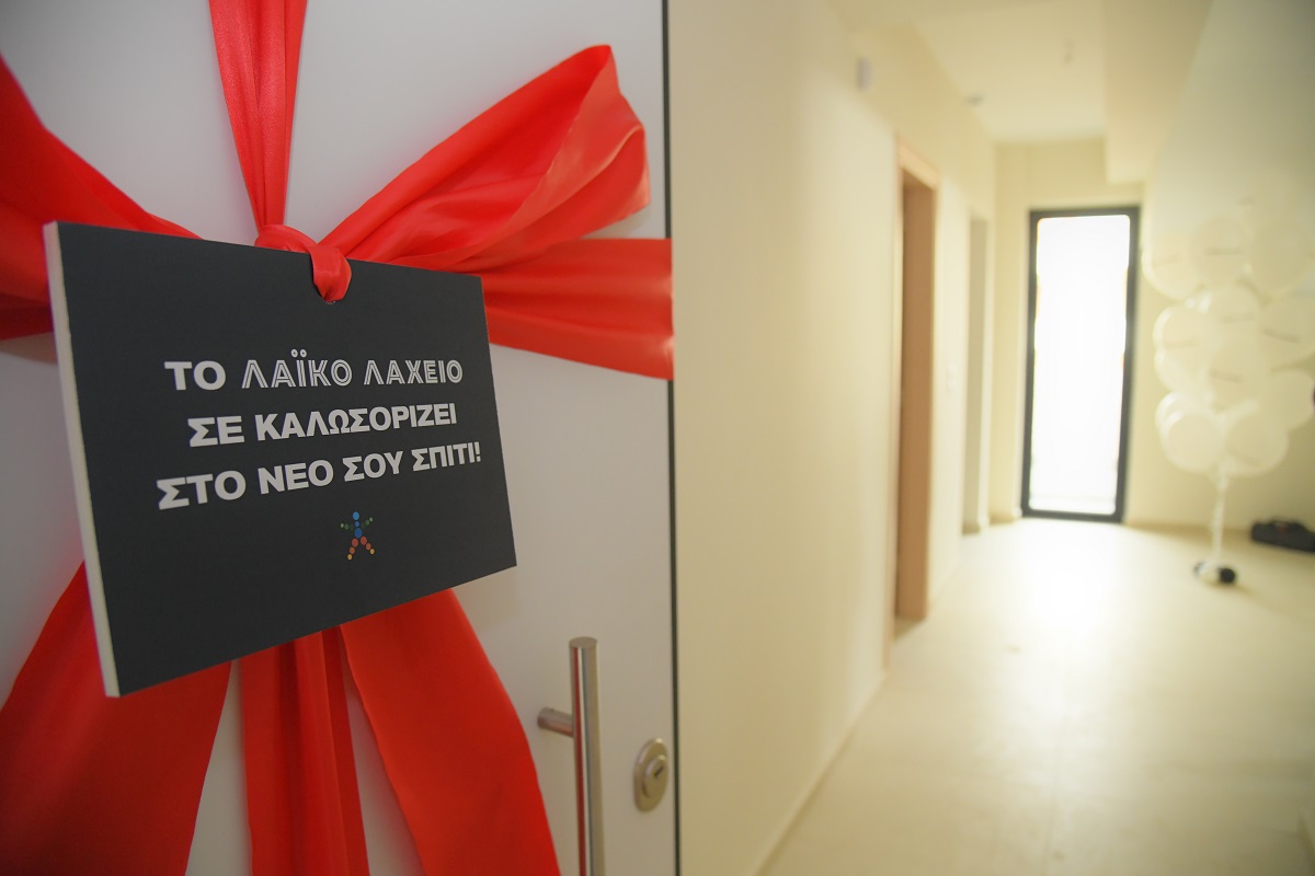 Με το κλειδί στο χέρι ο μεγάλος νικητής του Λαϊκού Λαχείου – Κέρδισε σπίτι αξίας 400.000 ευρώ σε ειδική κλήρωση του παιχνιδιού